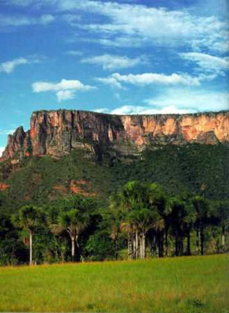 O Parque Nacional da Chapada dos Guimarães assenta-se sobre um trecho dos planaltos